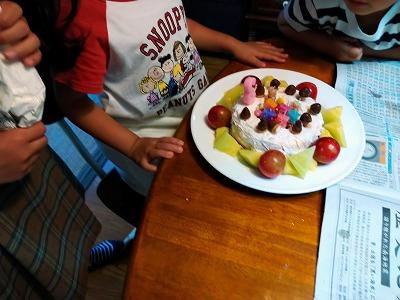 ケーキ飾り付け中