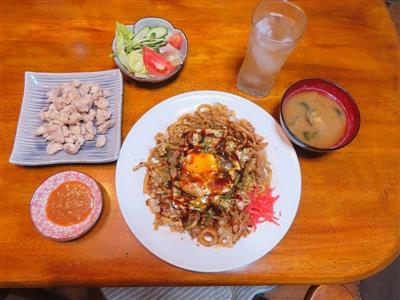 焼うどん・鳥軟骨ハイボールセットの完成です。