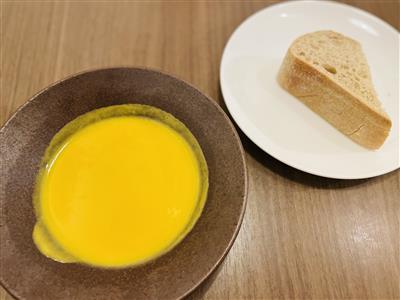 季節のカボチャのスープは、濃厚でクリーミー、パンを選んでいたのでスープに入れて食べました。