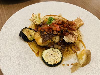 メインのふっくら焼きあがった魚は、ナッツが香ばしさを増します。