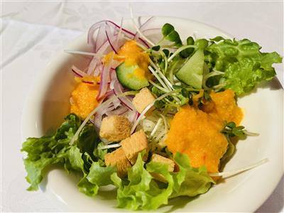 定番のサラダはニンジンのドレッシングでいただきます。