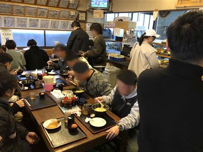 店内は満席状態