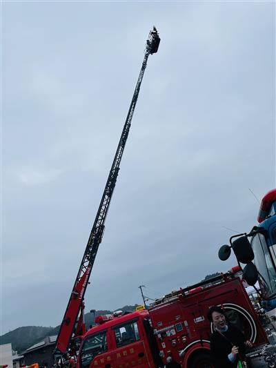高さ30mまで梯子が伸びています