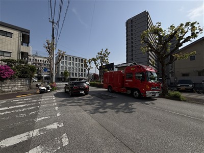 何故か消防車が