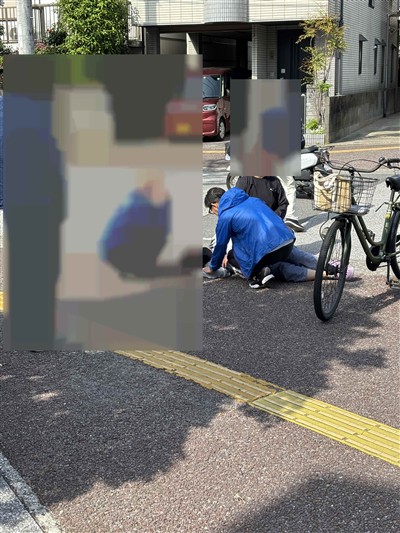 応急処置（青い服が偶然通りかかった医者）