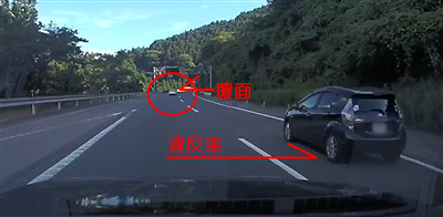 左から猛スピードの車が