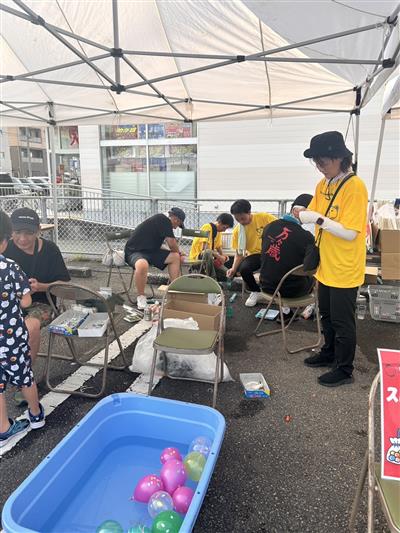 ヨーヨーを膨らまし中 ヨーヨーを膨らまし中
