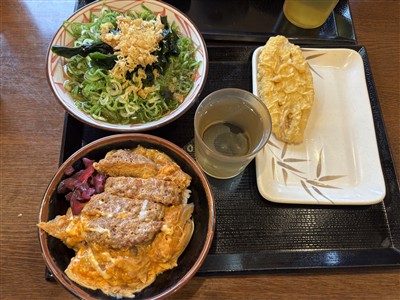 かつ丼とうどん、トッピングのレンコン かつ丼とうどん、トッピングのレンコン