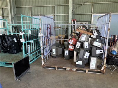 液晶やブラウン管TVが山積みです。 液晶やブラウン管TVが山積みです。